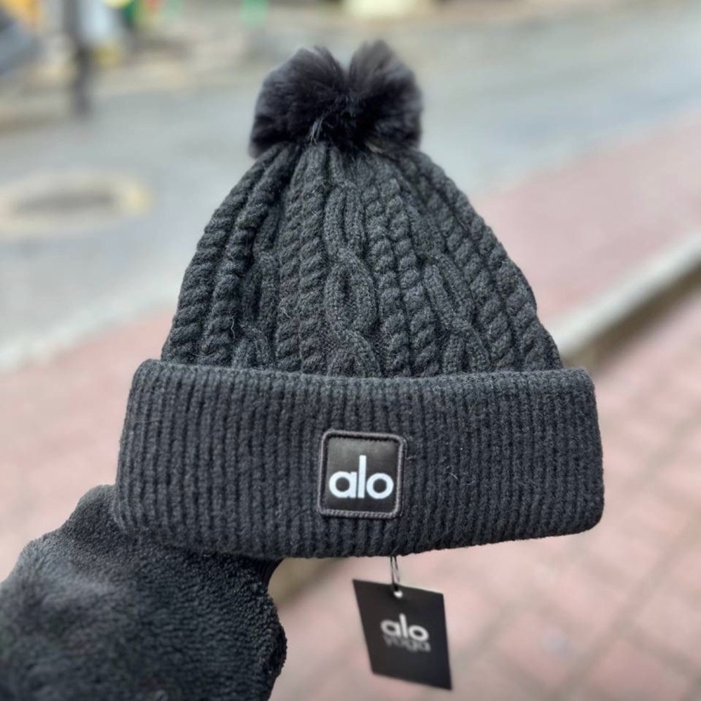 Alo Yoga Black Cable Knit Pom Beanie NWT Women’s Winter Hat - Picture 2 of 5